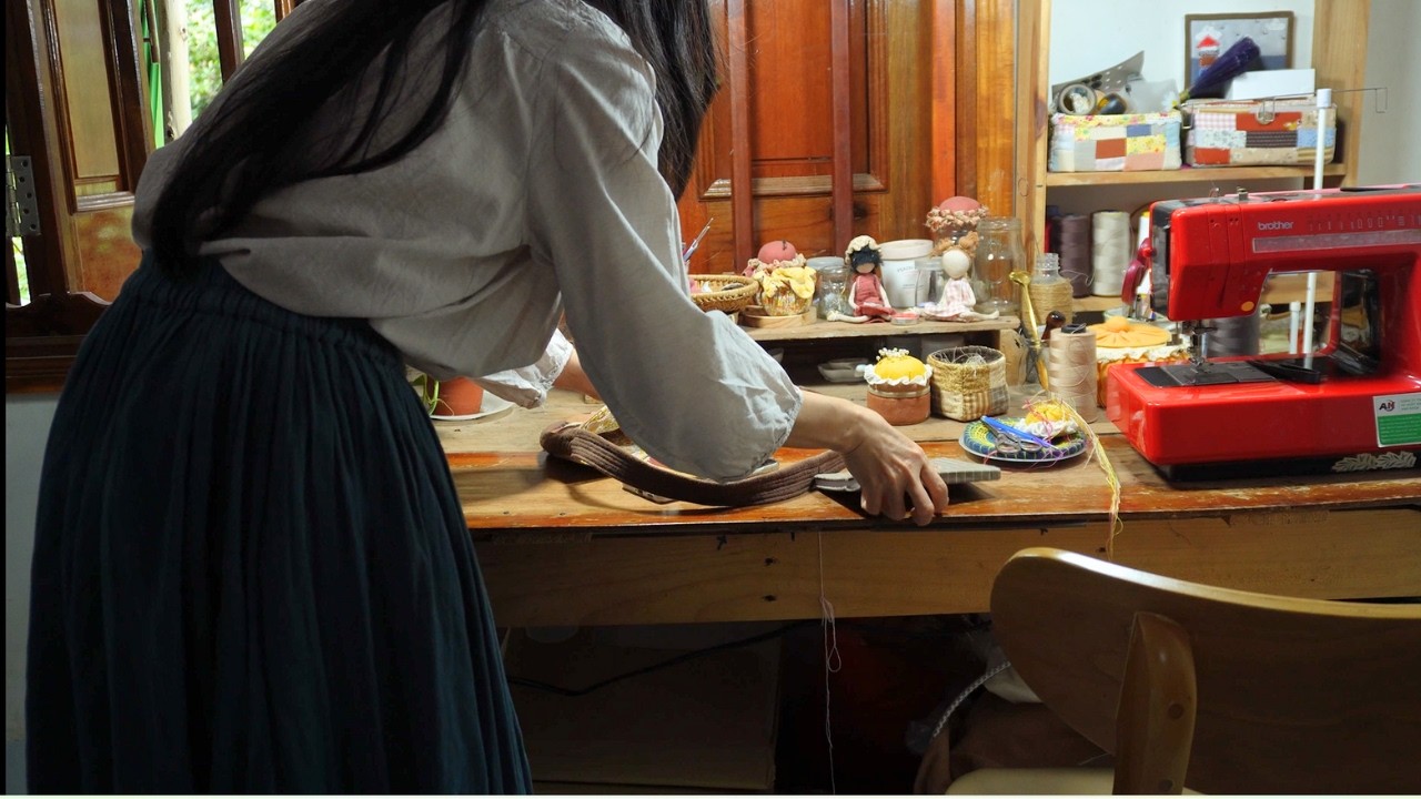 Sewing Vlogs | Sewing a shoulder bag, Rainy Walks, and Crispy Bánh Xèo