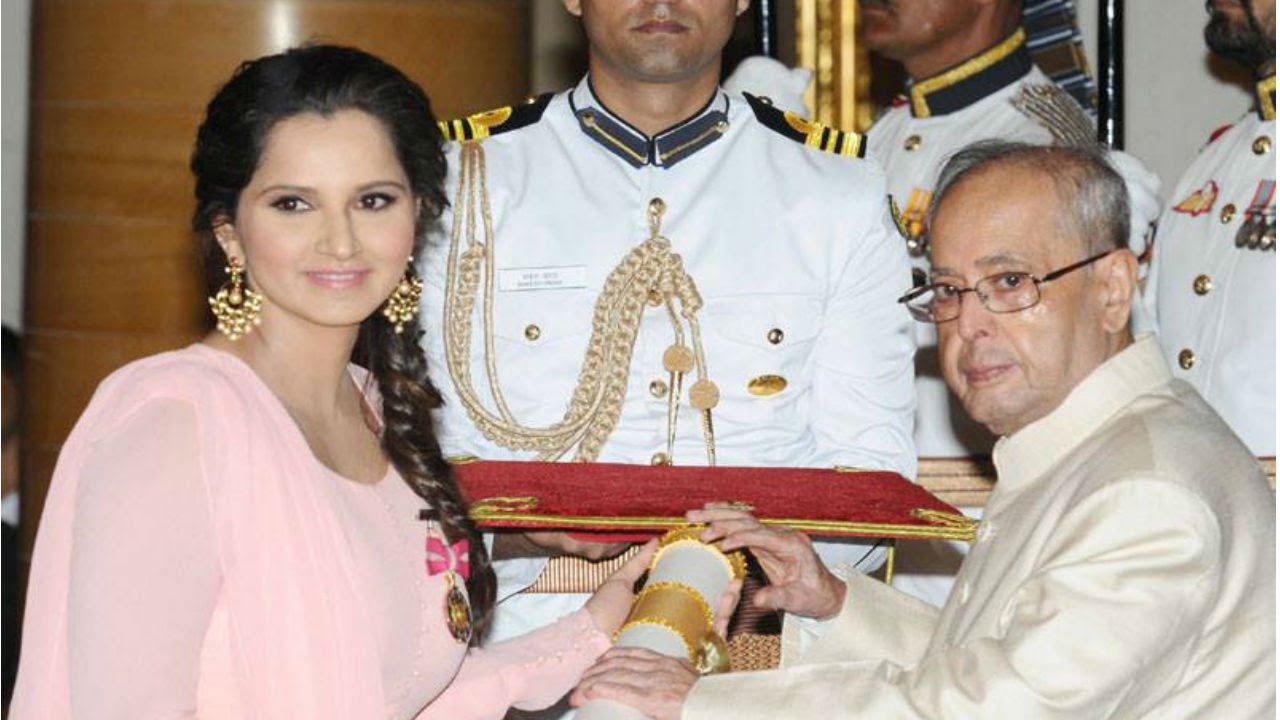 Sania Mirza Awarded Padma Award by President Pranab Mukherjee | Padma Awards 2016 | Mango News