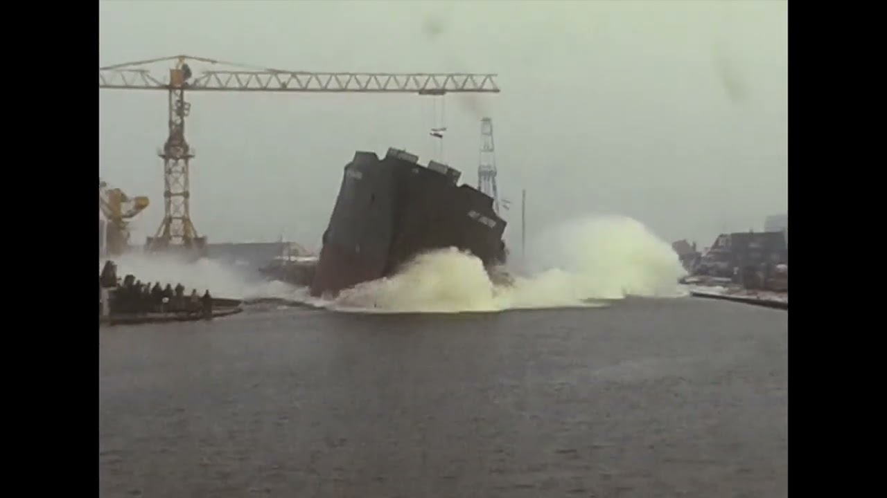 Te water laten sleepboot / launch Tug Smit Singapore 17-12-1983