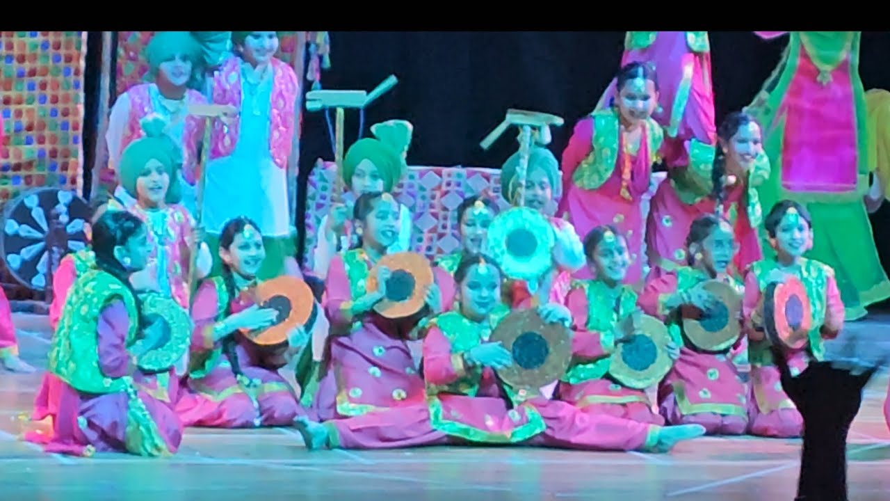 Nayyu ka annual function..btao nayyu kahan par hai...NAYYU KA STYLE..🥰😍