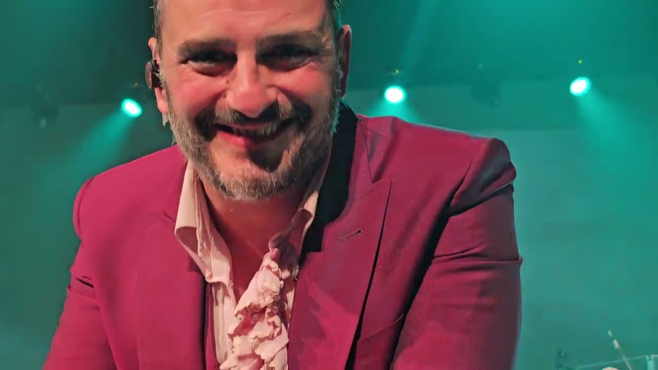 MASTODONTE Asier Etxeandia & Enrico Barbaro ESTE AMOR + SU FORMA DE ANDAR - Teatro Victoria Eugenia