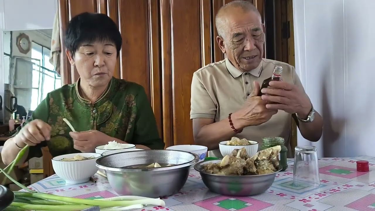周五五宝山大集，晚餐啃大骨头喝蛹虫草酒。