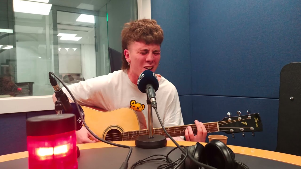 Walls se improvisa tema en acústico y habla de sus niños del parque en @musiconomiaradio Instagram