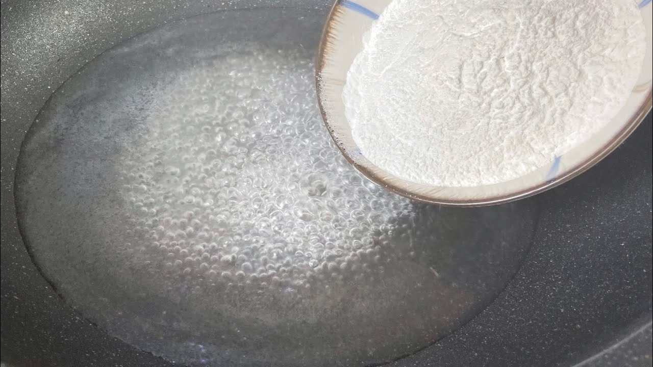 把糯米粉倒入滾燙的開水中，瞬間變美食，第一次見這種做法，太解饞了 。【 Magic Food】 、【yummy】樂樂媽