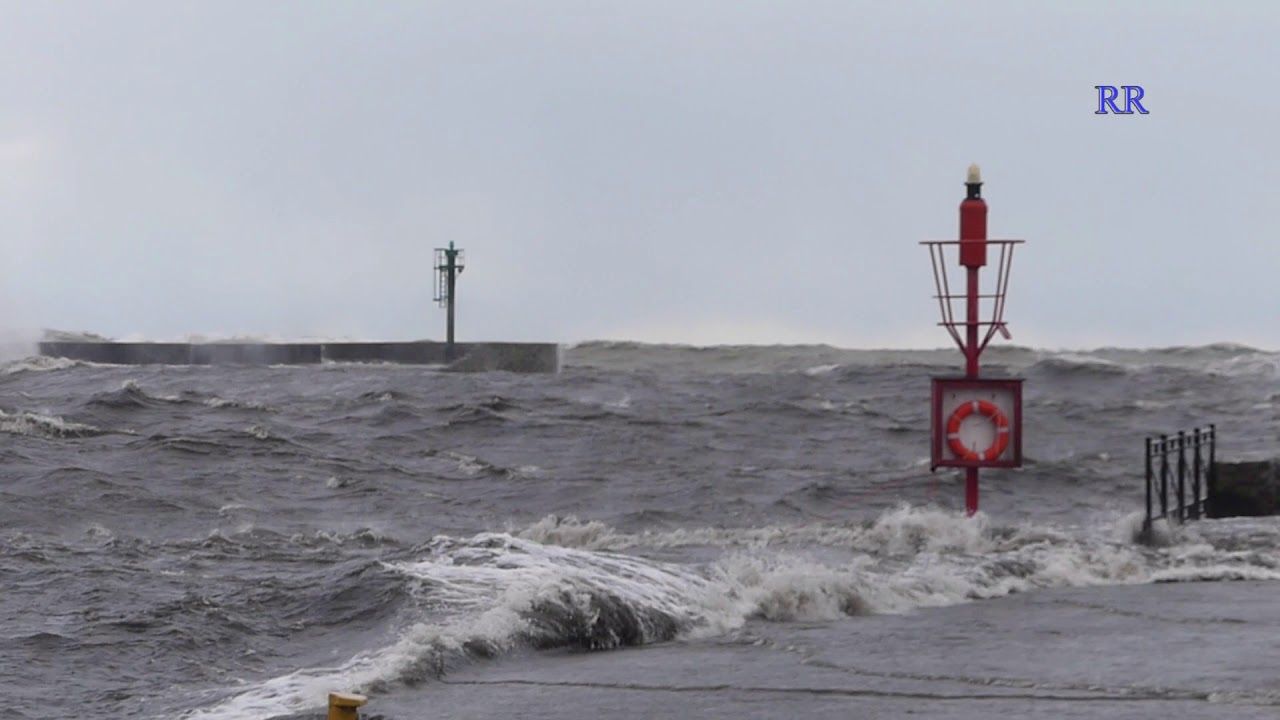 Ustka 2019, cofka.  Sztorm na Bałtyku