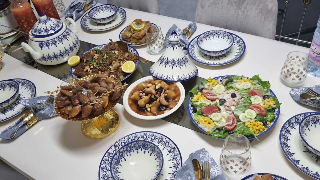 طاولة و سحور أول يوم في🌙 رمضان🌙 لحم محمر في الكوكوط يطيب زبدة😋 و بقلاوة بالقطايف توجد في رمشة عين