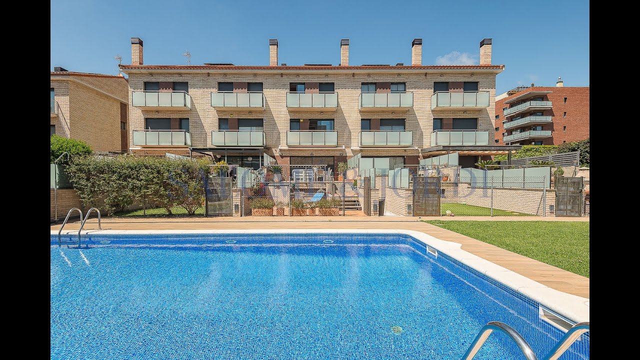 Casa Adosada con ascensor y piscina y dos parquings en Vilassar de Mar en zona Les Pinedes