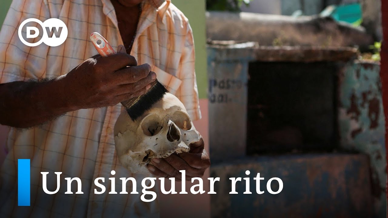 En Pomuch las familias se reúnen para limpiar los huesos de sus difuntos en el Día de Muertos