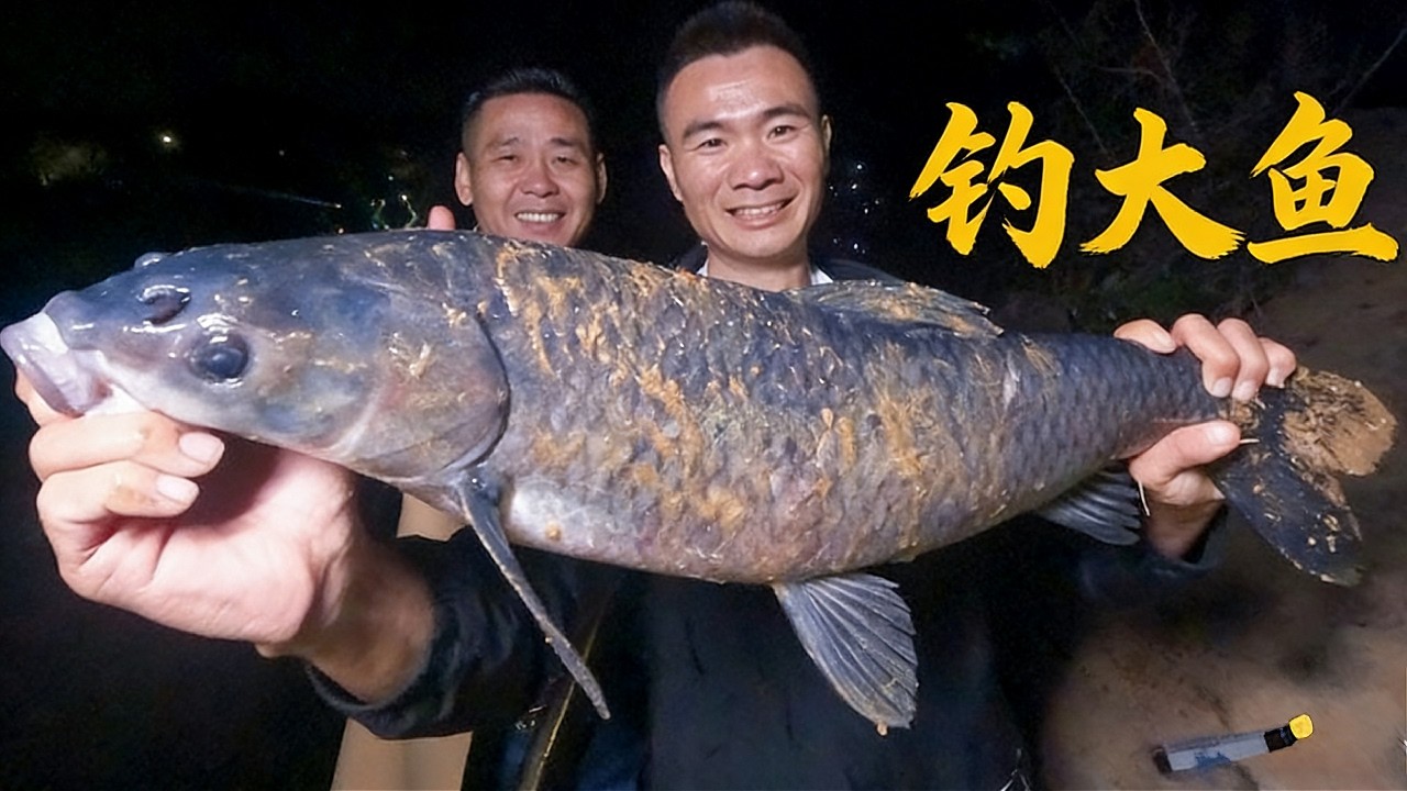阿烽去厦门的山庄钓鱼，钓到十几斤的大货，还吃上了当地烤全羊
