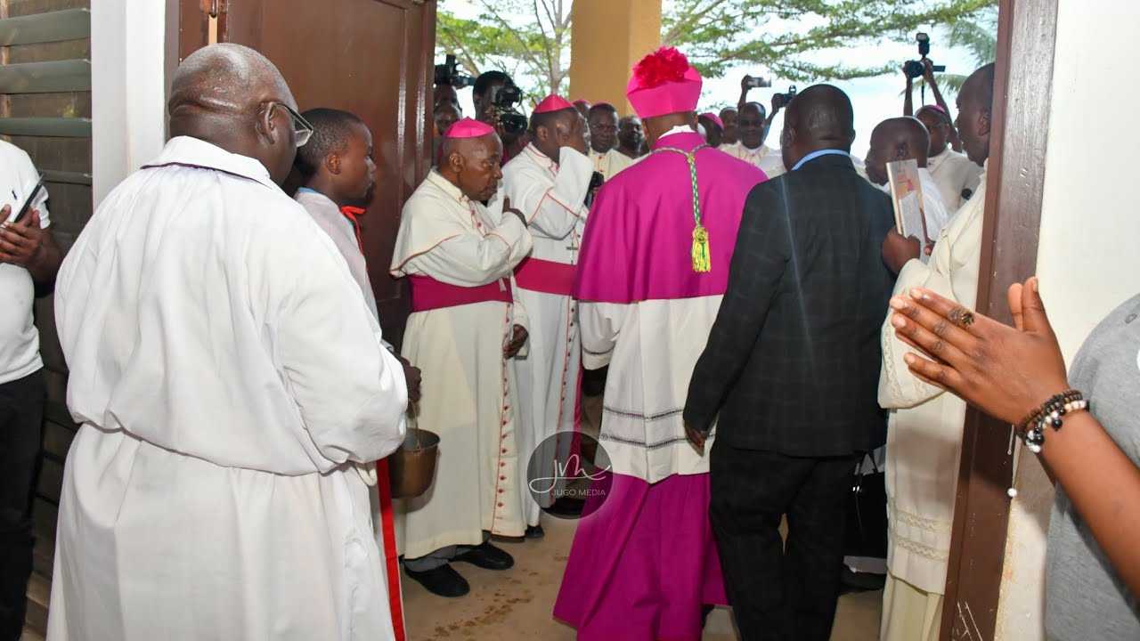 Askofu Wolfgang Pisa Alivyowasili Kanisa Kuu kwa Masifu, Aonekana Hadharani Katika Mavazi Haya