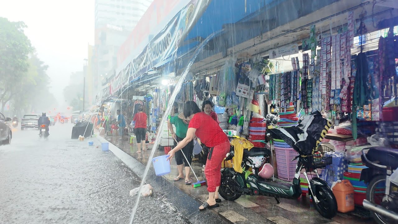 SÀI GÒN MƯA TRẮNG TRỜI , PHỐ XÁ TRUNG TÂM SÀI GÒN , CHỢ BẾN THÀNH | WALKING IN HEAVY RAIN IN SAIGON