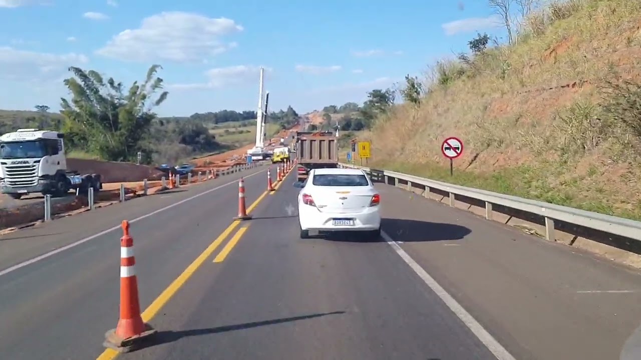 Mais um frete, muita obra na SP 333.