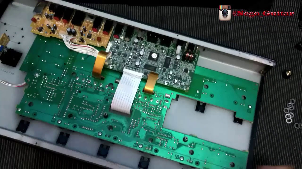 ABRINDO a Boss GT-100-Dicas de limpeza e troca de Lcd.