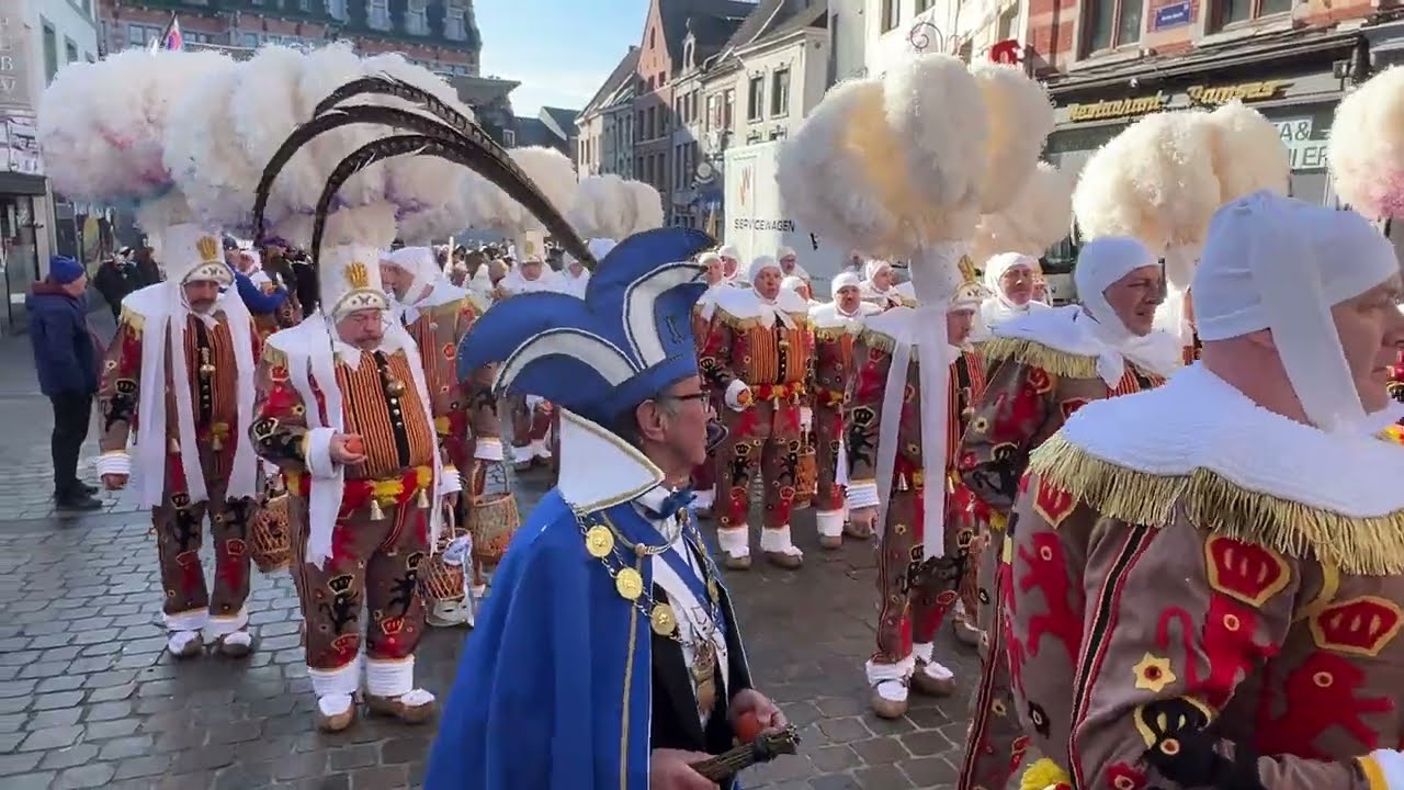 Carnaval Halle Gillis offeren kaars in basiliek