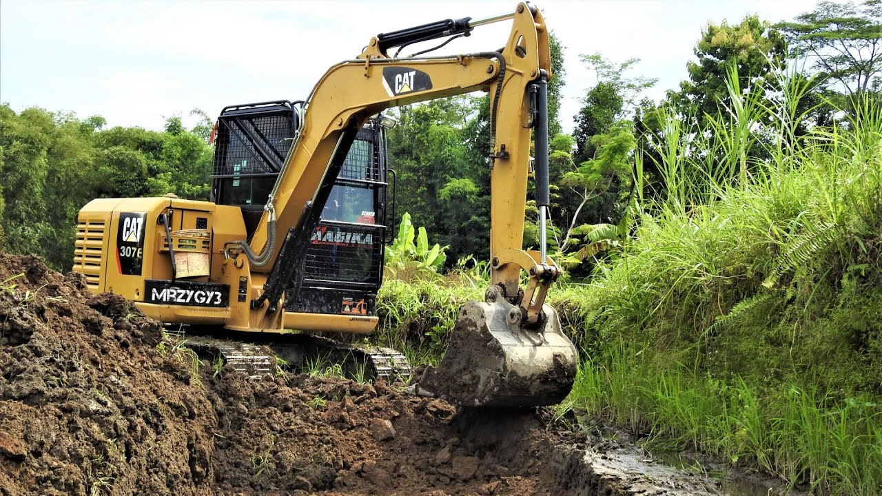 Mini Excavator Digging Fish Pond CAT 307E