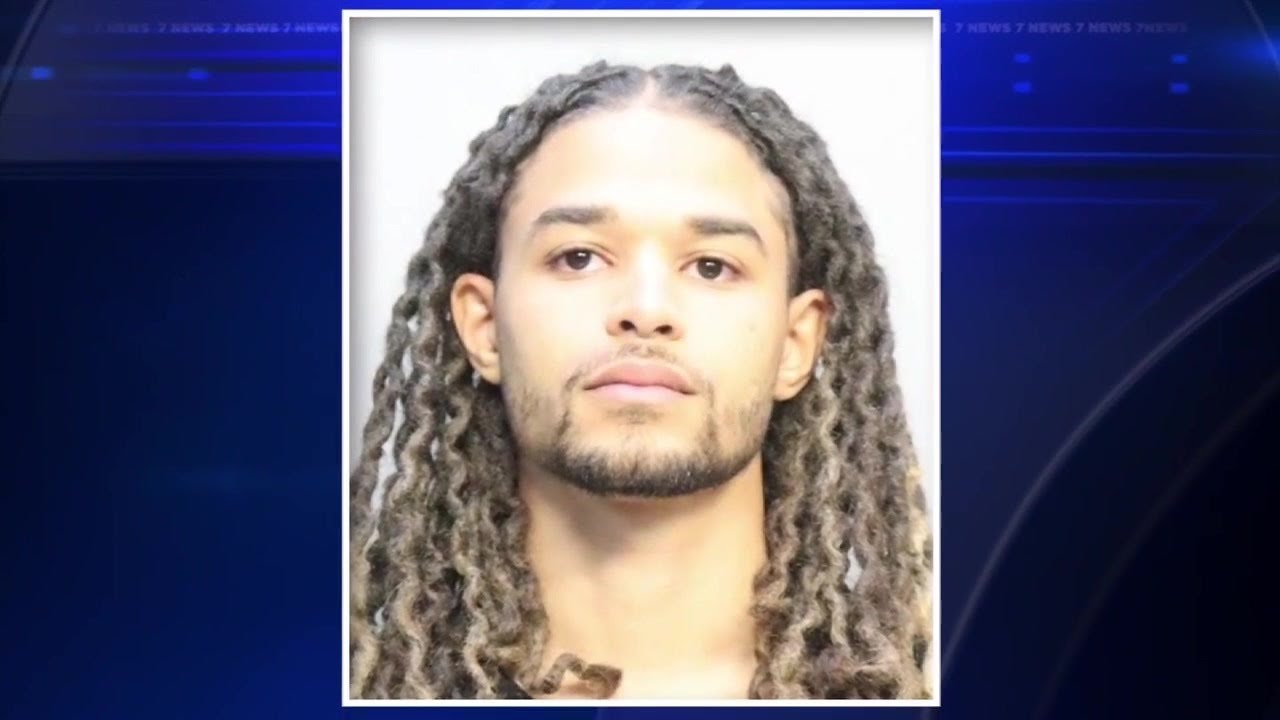 Полиция сообщает, что обвиняемый мошенник использовал телефоны людей, чтобы отправлять себе деньги