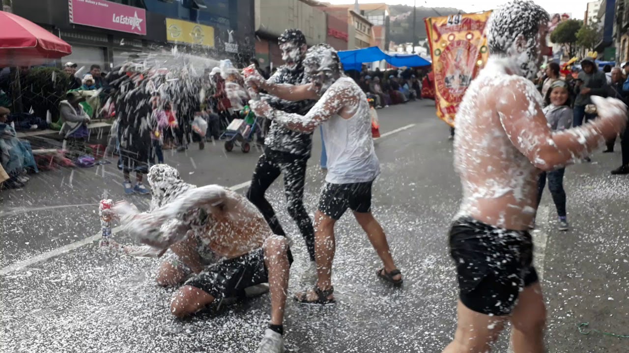 CARNAVAL 2020 LA PAZ BOLIVIA-TURISTAS-GUERRA DE ESPUMA.