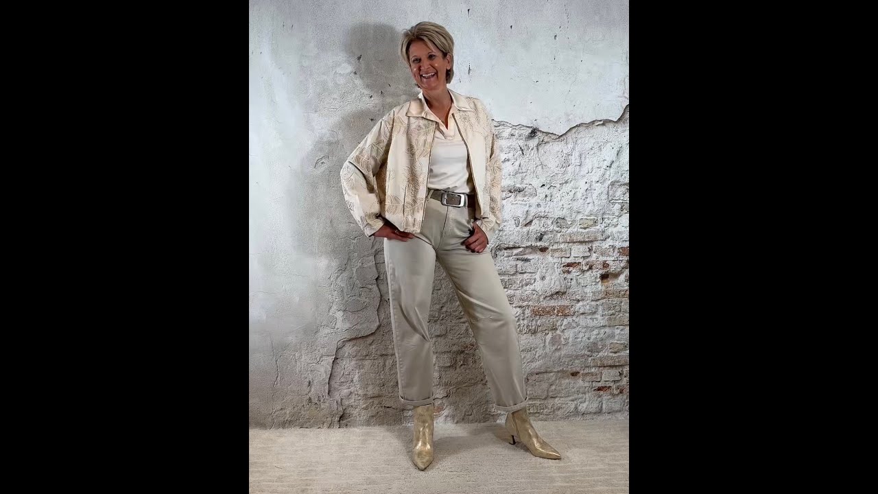 Evy jasje flower leafs zand & Ailan basic polo beige & 3D mom ballon jeans zand