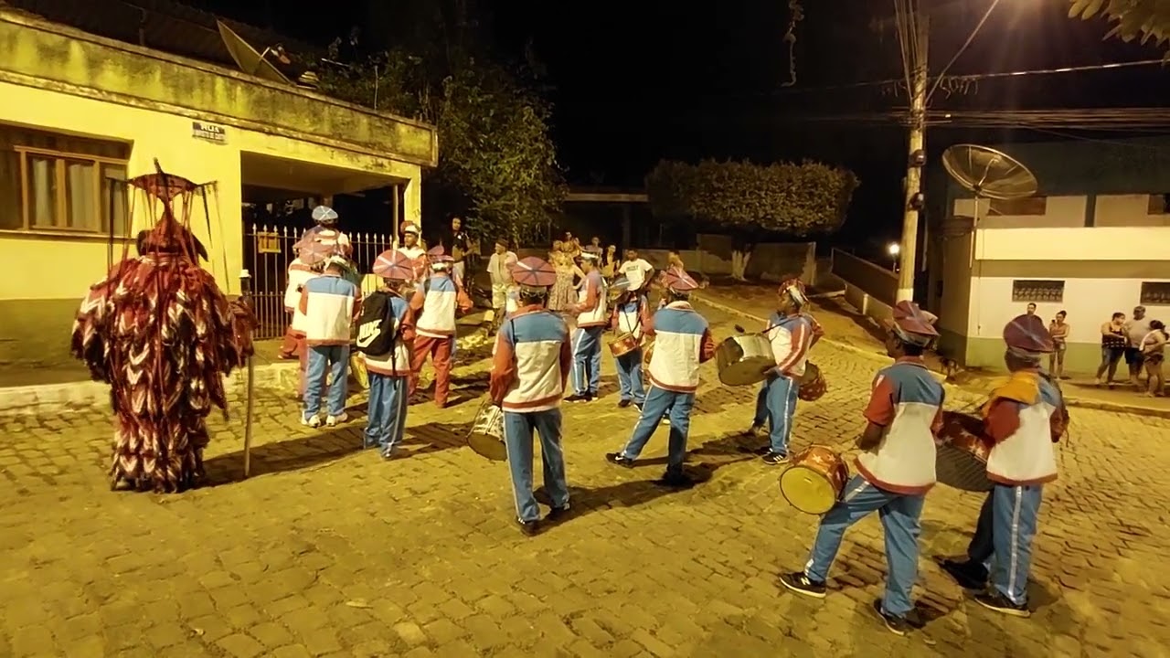 Folia de Reis, de Laje do Muriaé-RJ se apresentando na cidade de Patrocínio do Muriaé .