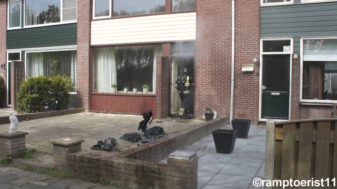 Brandweer CE591 CE531 HW651 met spoed naar een melding van een gebouwbrand in Rozenburg Zh