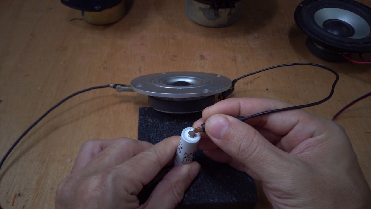 Cómo identificar la polaridad correcta de un altavoz