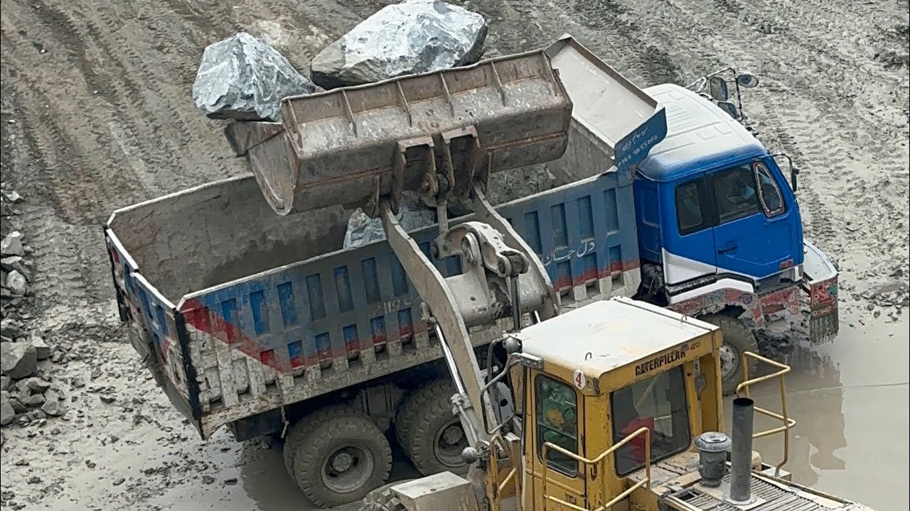 Biggest Stone Loading With Bigger Caterpillar Laoder in bigger Dumper in Mountain View