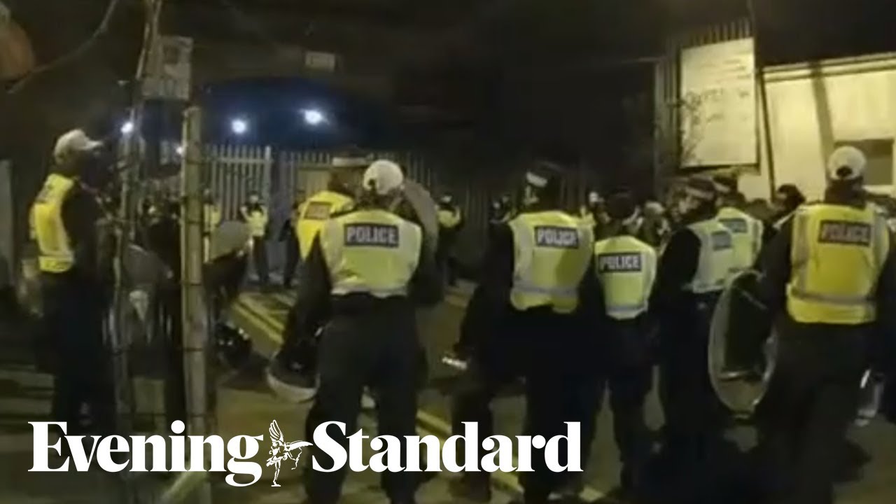 Covid-19: Riot police shut down 300-strong illegal rave in Hackney, east London