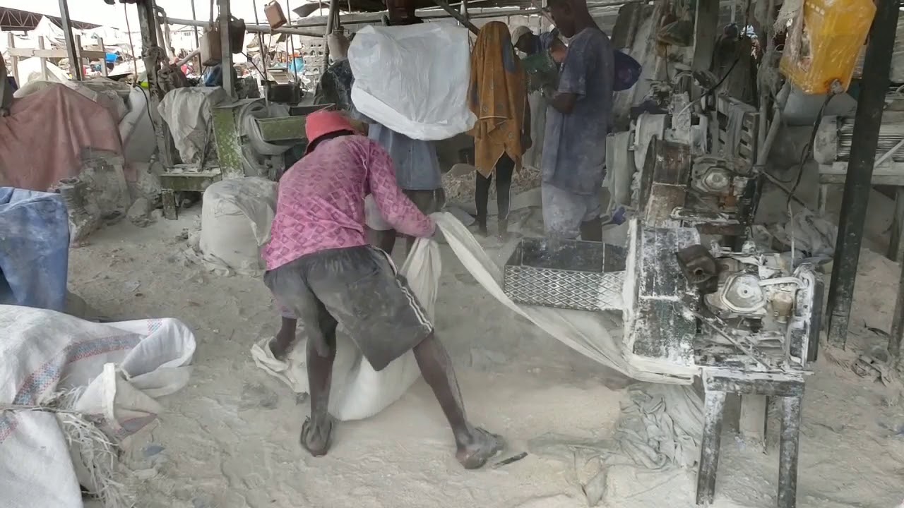 Moagem de fuba de mandioca (fuba de bombo) em Angola