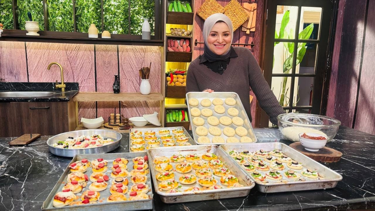 سنة أولى طبخ مع الشيف آلاء الجبالي |  تفريزات متنوعة لرمضان: تفريز الميني بيتزا - صوص البيتزا السريع