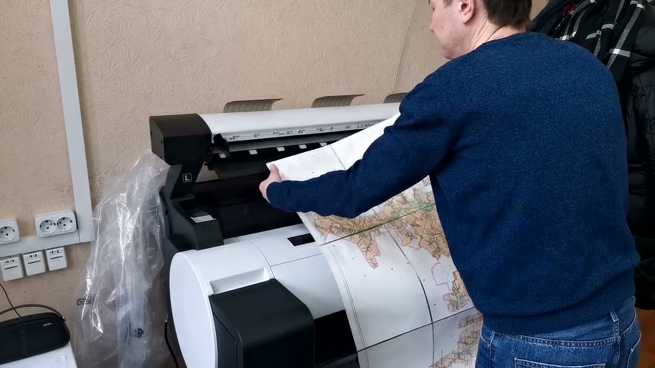 Сканер-плоттер Canon в работе