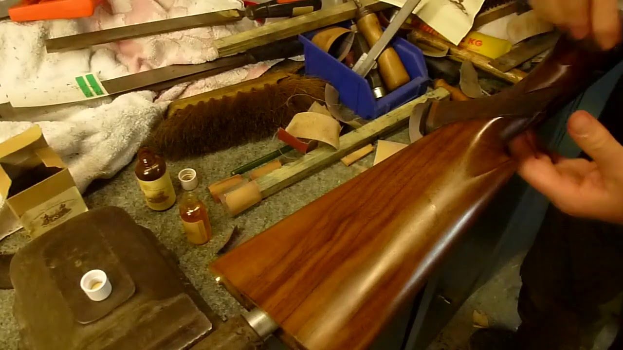 Hochglanz- Firnis auf einen Schaft auftragen