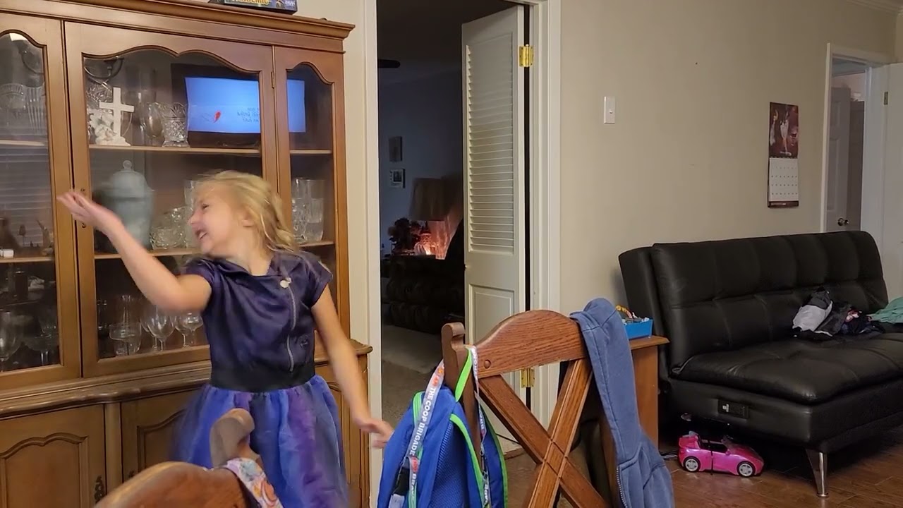 Sad Song - Amazing Interpretive Dance by 7 year old Hazel - We The Kings