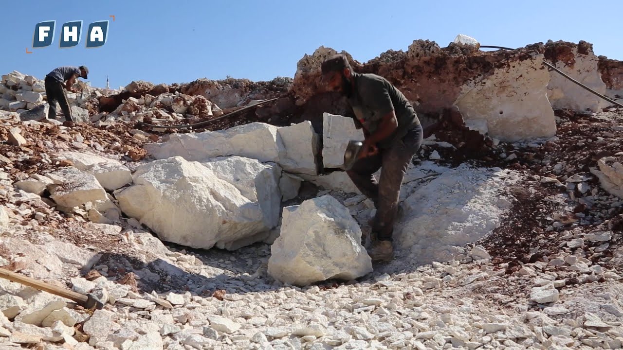 يجتهد الكثير من العمال في العمل بمقالع الحجر بريف إدلب إذ تُعتبر هذه المهنة من بين المهن الشاقة