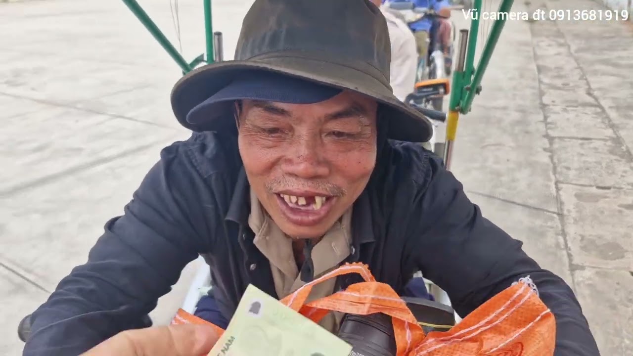 anh Quách Cầu & anh Quách Phước ở Mỹ gởi tặng 170 phần gạo tiền  cho bà con khó khăn ở Bình Đại