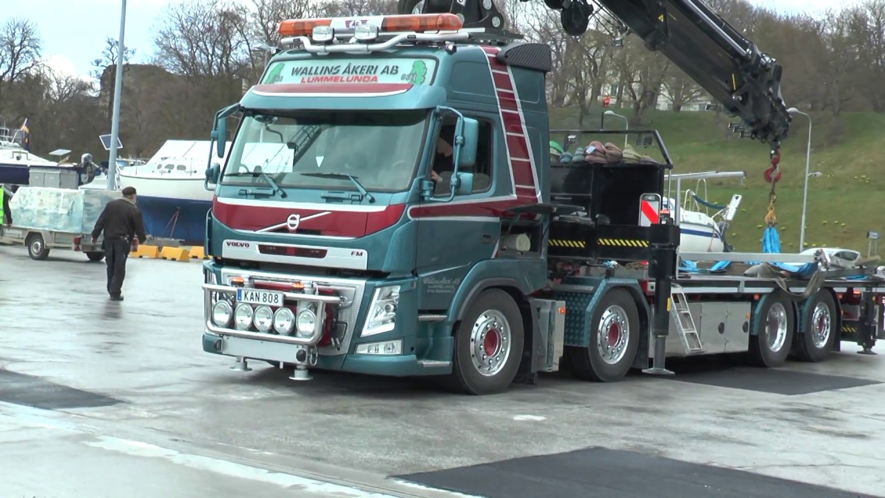 Volvo lastbil med kran sjösätter båtar i Visby hamn April 2017
