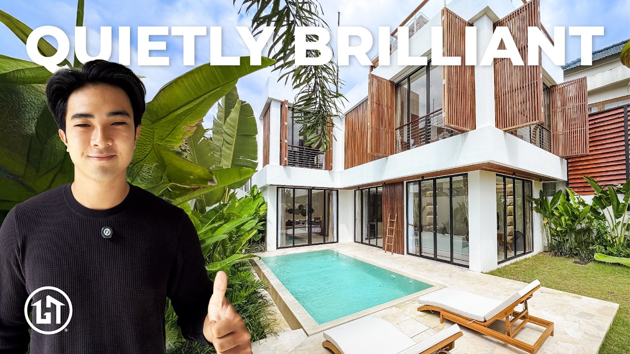 Интерьер современного дома с частным бассейном и зоной отдыха на крыше.