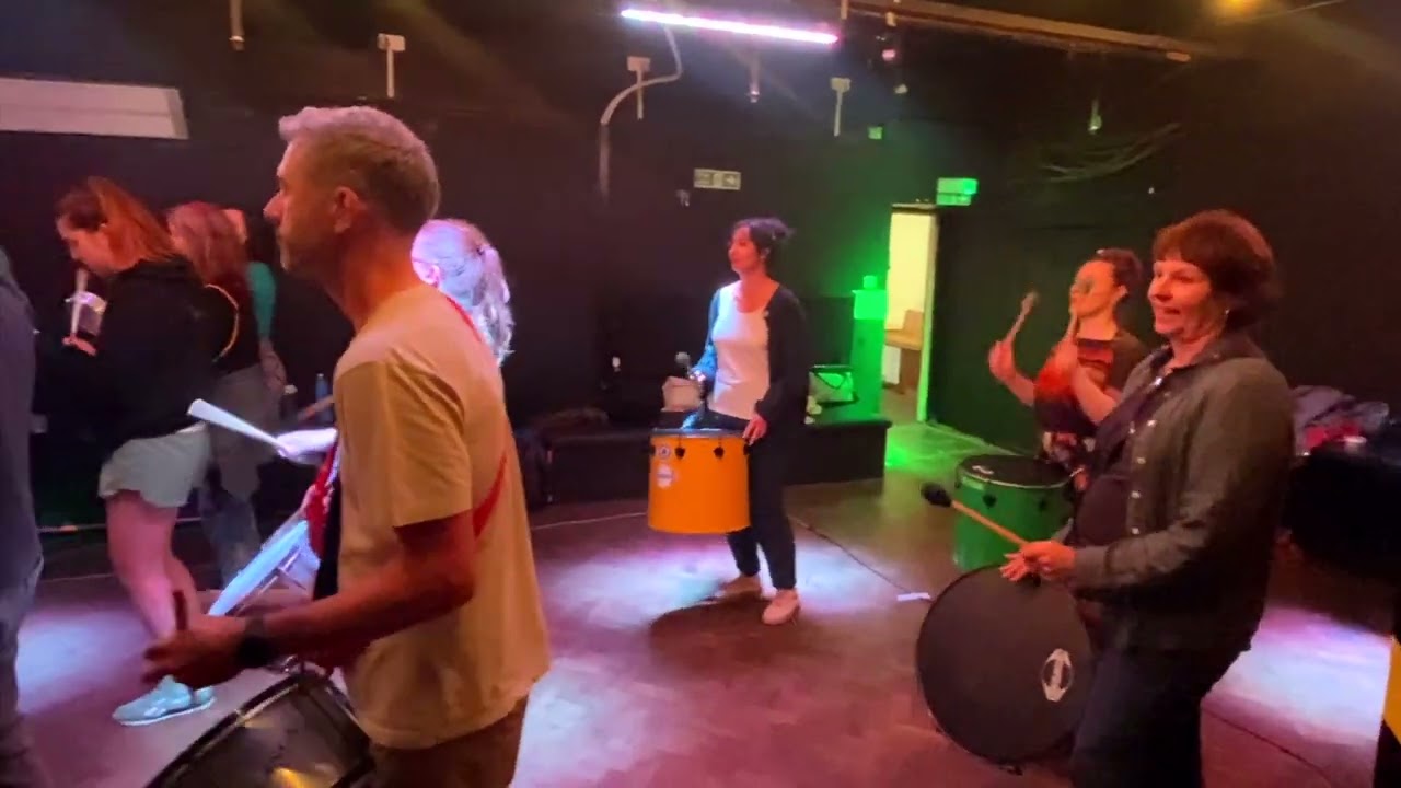 Bloco Dandara plays Lucro (Descomprimindo) - Baiana System