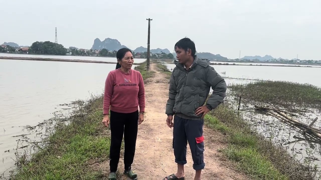 Ba que bắt thang lai đi đến nhà hỏi sem chuyển của toàn 