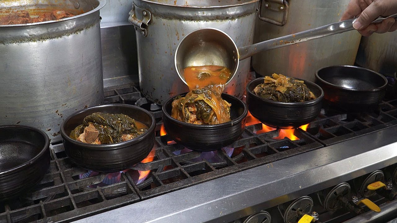 우거지 시원함에 뚝배기 해장국 맛집? 1200인분 가마솥에 매일 삶는 등뼈! 소문난 해장국 맛집 / Korean street food