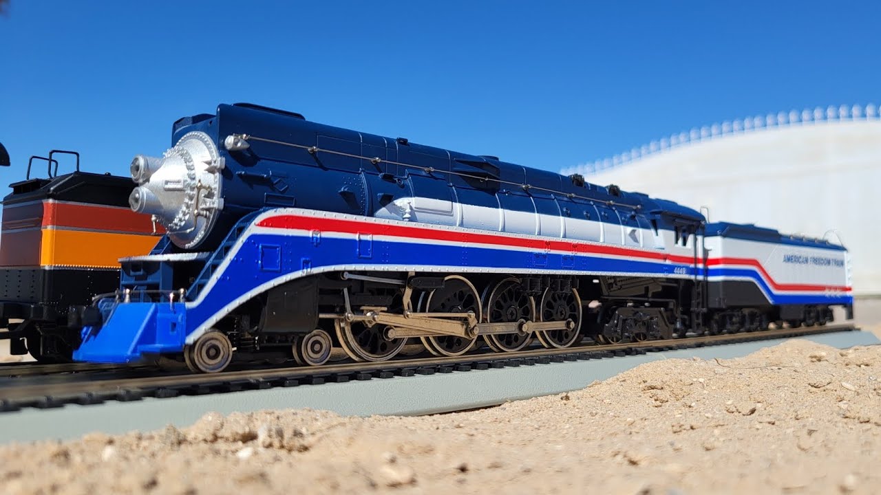 Running a vintage Lionel HO scale #4449 American Freedom Train with realistic sounds