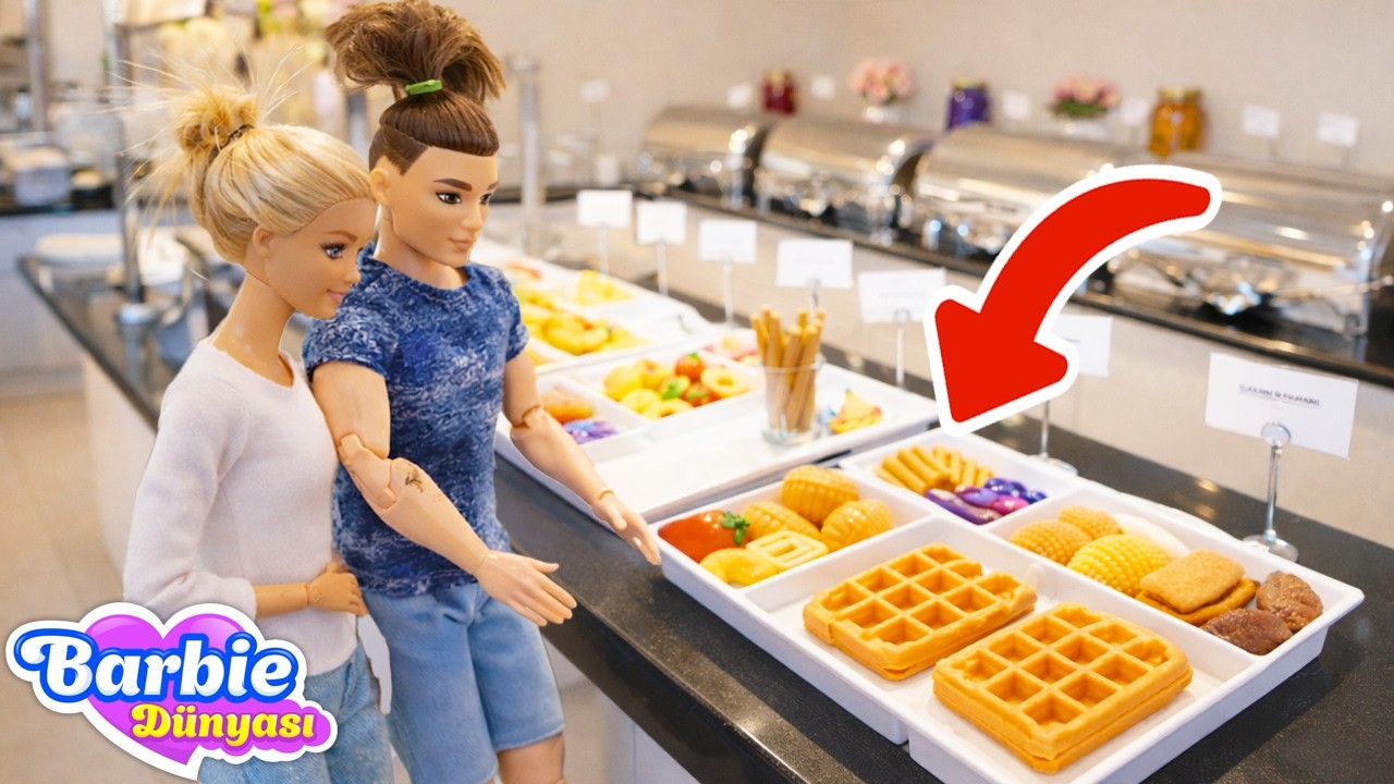 Kukla Barbie ve Kukla Ken tatil yapacakları otele giriş yapıyor: otel çok güzel! Eğlenceli video.