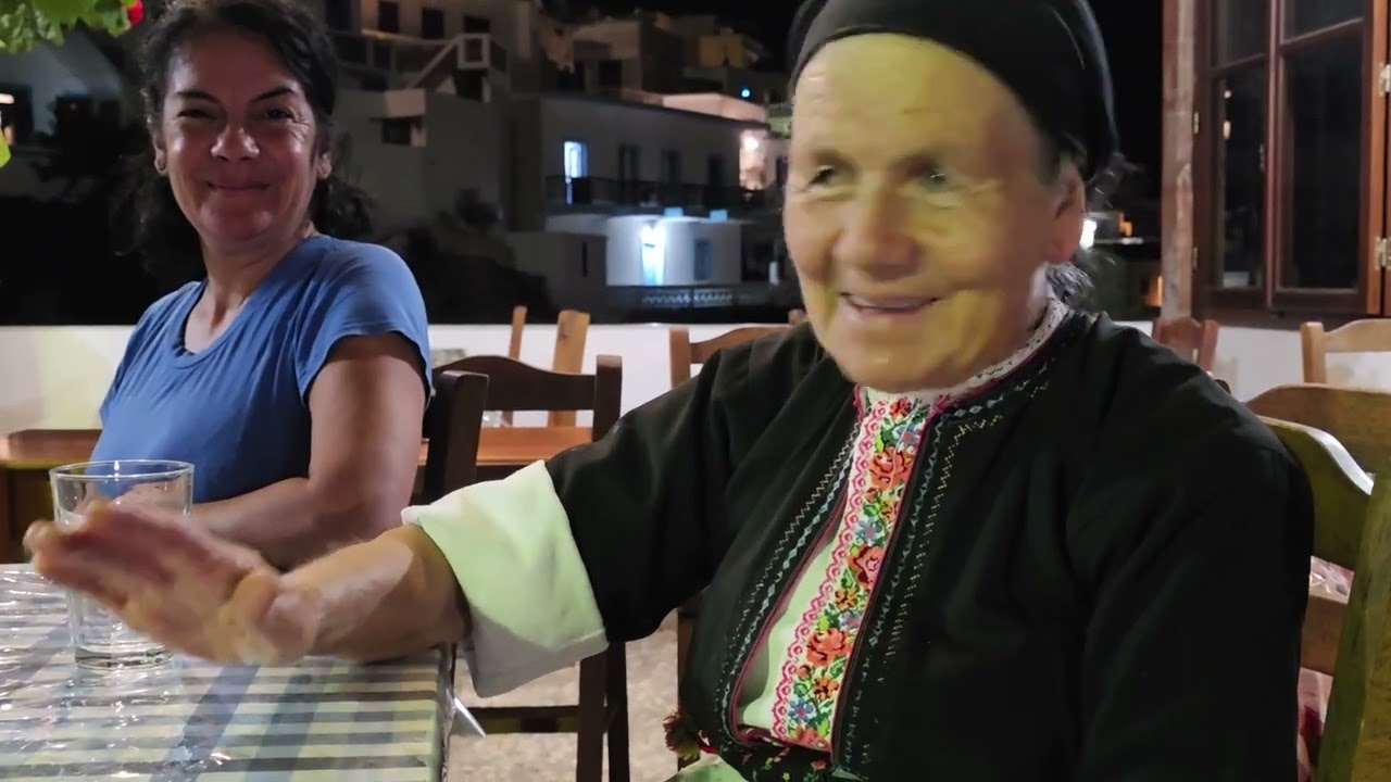 Με την παρέα της Σοφίας σε μία βραδινή περιπλάνηση στα σοκάκια της Ολύμπου  Καρπάθου