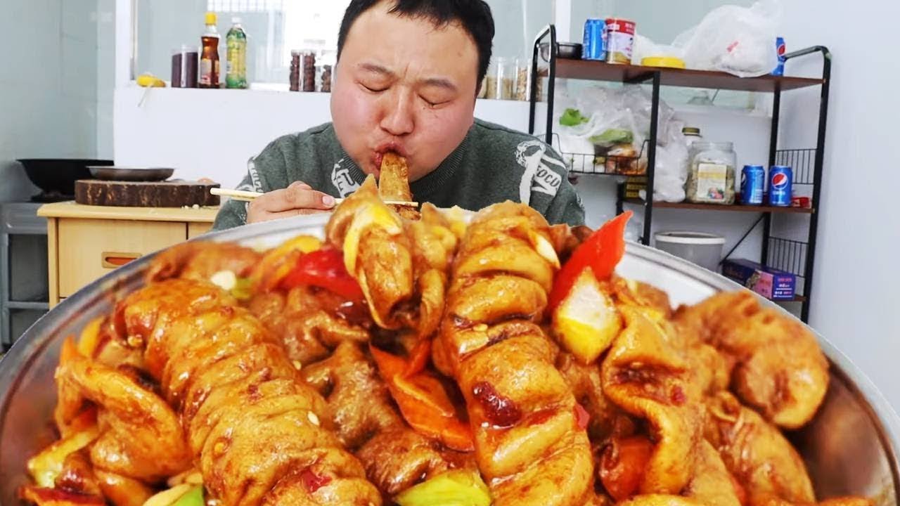 Aqiang makes boiled pig intestines, spicy and delicious, you will enjoy it