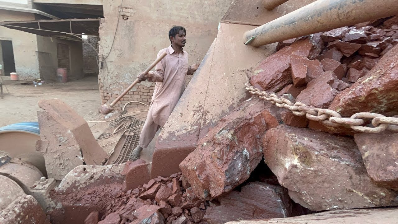 “Real Stone Crusher Power 💥 Giant Rocks Jammed in Hopper | Unstoppable Hammer Machine in Action
