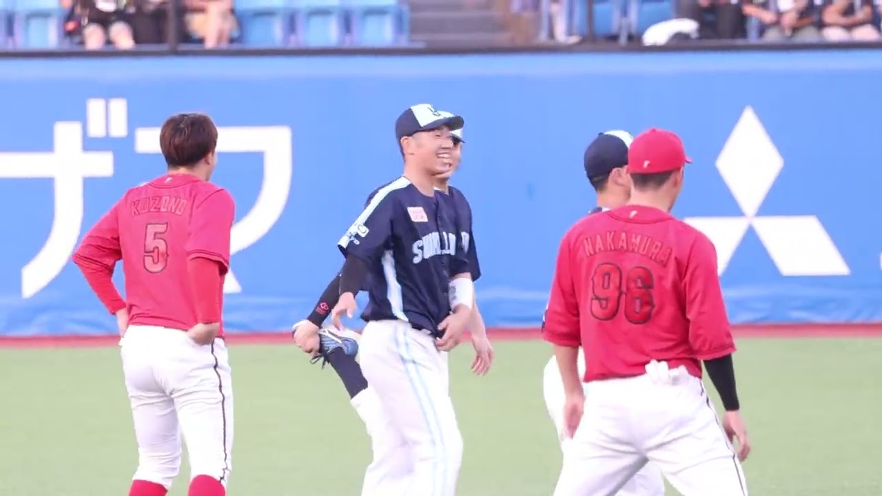 カープの選手と交流するスワローズ選手たち#swallows #carp
