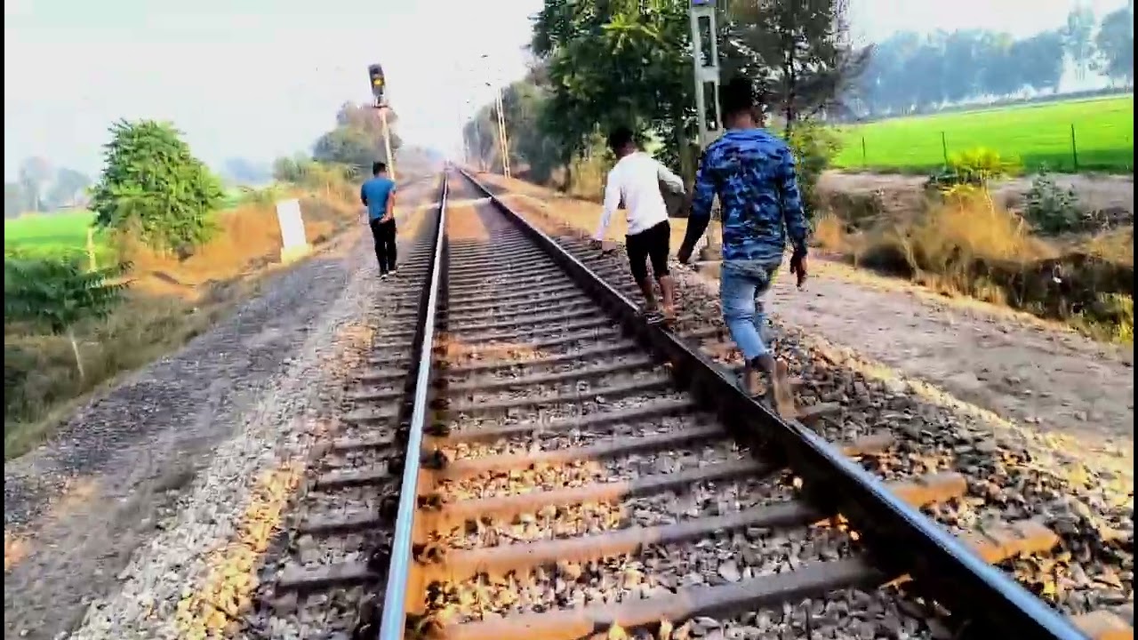 train ki patari per gaye the ghumne aap log video Ko Dekho #minivlog #viralvideo 🚊🚊🚊🚊