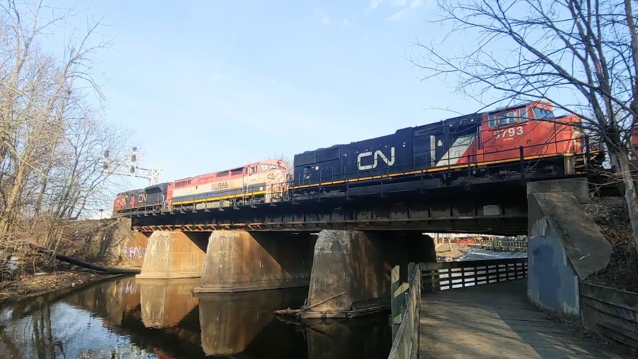 Canadian National  -  Westbound Freight Train    8 Mar 21