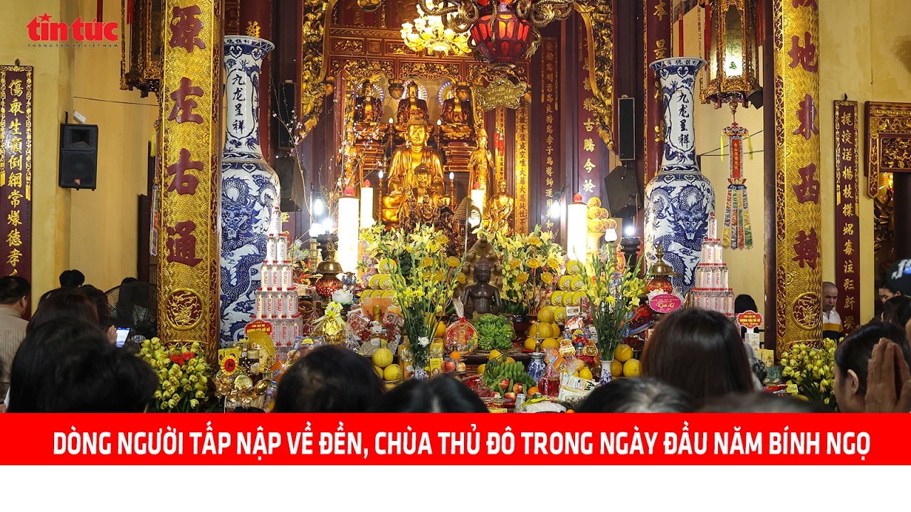 Dòng người tấp nập về đền, chùa Thủ đô trong ngày đầu năm Bính Ngọ