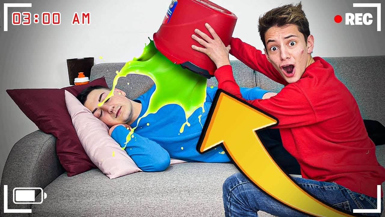 10 SCHERZI DIVERTENTI da FARE AI TUOI AMICI di NOTTE! 🤣 (CAP e KAZU)