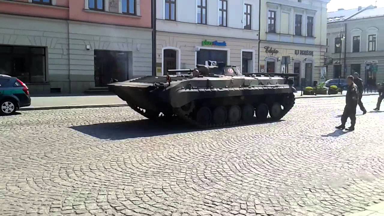 Ładowanie transportera BWP 1 z 21 Brygady Strzelców Podhalańskich z Rzeszowa, Nowy Sącz